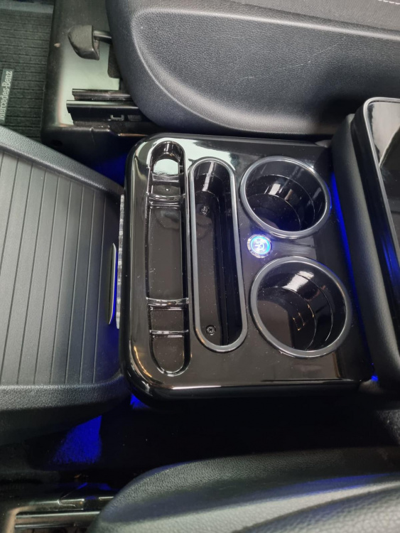 Black Edition Staufach Mittelkonsole Ablage für alle Mercedes Benz Vito / V-Klasse W447 14-23 mit LED Beleuchtung, USB und Induktions-Ladestation