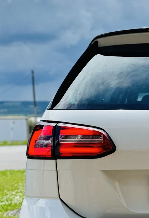 VOLL LED Upgrade Design Rückleuchten Set für VW Golf 7 Facelift Variant (Kombi) 17-20 rot/weiß mit dynamischem LED Blinker