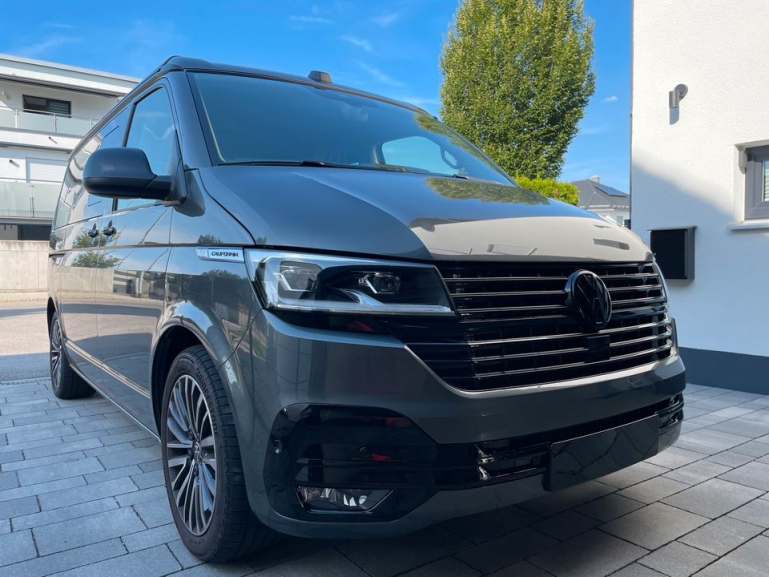 Kühlergrill mit Logohalter + Stoßstangenblenden für Volkswagen T6.1 ab 2019 Hochglanz schwarz