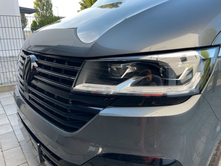 Kühlergrill mit Logohalter + Stoßstangenblenden für Volkswagen T6.1 ab 2019 Hochglanz schwarz