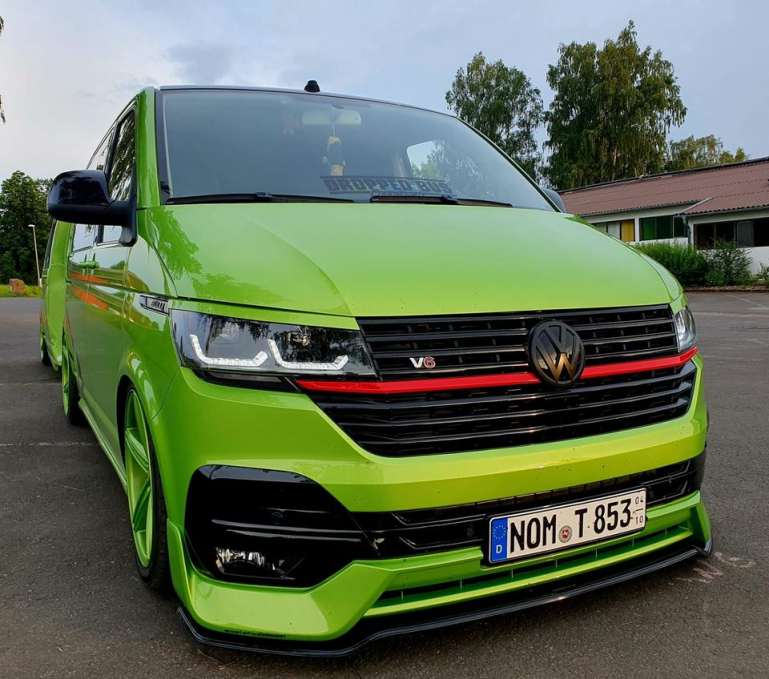 Kühlergrill mit Logohalter + Stoßstangenblenden für Volkswagen T6.1 ab 2019 Hochglanz schwarz