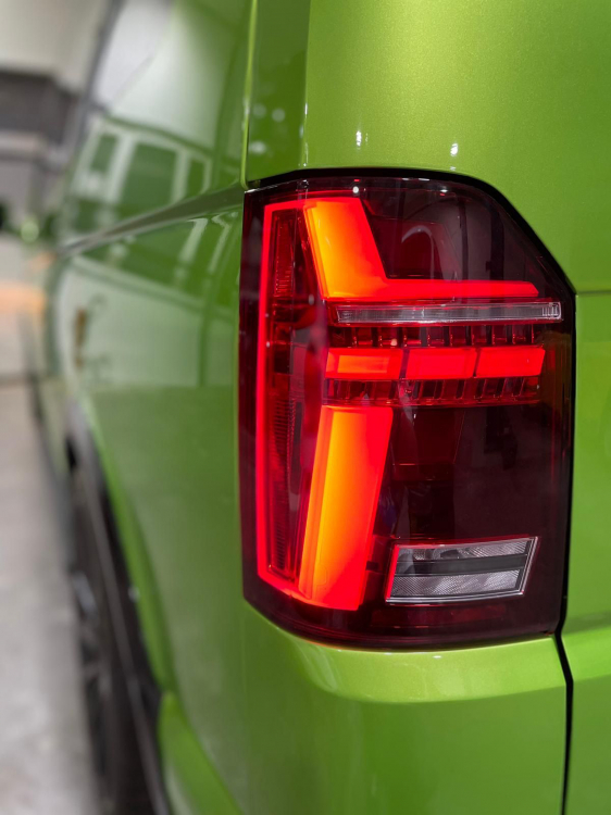 Voll LED Lightbar Design Rückleuchten für VW T6 15-19 rot/rauch mit dynamischen Blinker (für Heckklappe/LED)