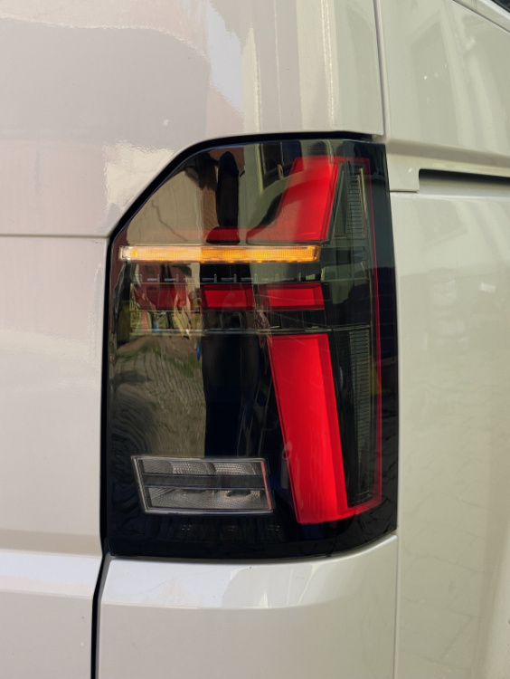 Voll LED Lightbar Design Rückleuchten für VW T6.1 ab 2019 schwarz/rauch mit dynamischen Blinker (für Heckklappe/LED)