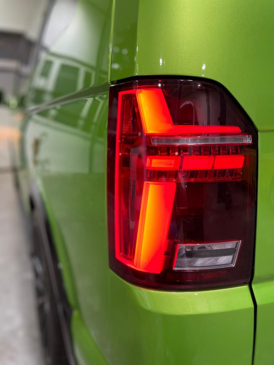 Voll LED Tagfahrlicht Scheinwerfer für VW T6 15-19 schwarz mit dynamischen LED Blinker + Voll LED Lightbar Design Rückleuchten für VW T6 15-19 rot/rauch mit dynamischen Blinker (für Heckklappe/Halogen)