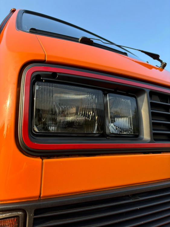 Upgrade Sportgrill / Kühlergrill ohne Emblem für Volkswagen T3 (Eckige Scheinwerfer-Aussparung) 79-92 schwarz/rot