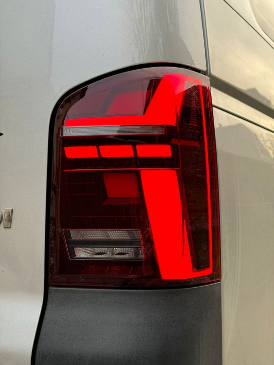 Voll LED Lightbar Design Rückleuchten für VW T5 03-09 / T5 GP (Facelift) 10-15 rot/rauch mit dynamischen Blinker