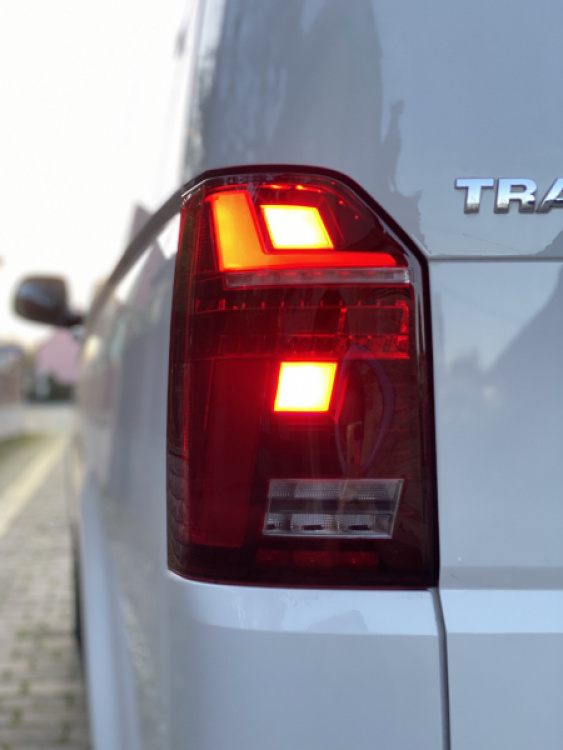 Voll LED Lightbar Design Rückleuchten für VW T6.1 19-23 rot/rauch mit dynamischen Blinker (für Heckklappe/Halogen)