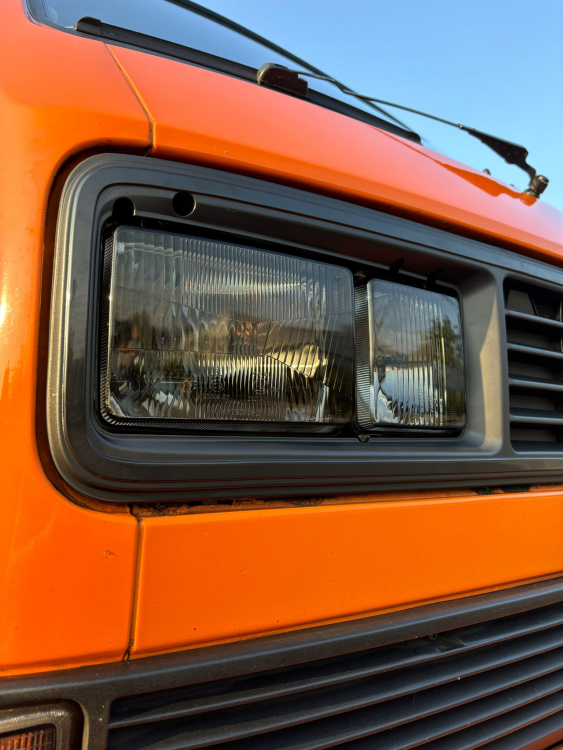 Upgrade Sportgrill / Kühlergrill mit Emblem-Aussparung für Volkswagen T3 (Eckige Scheinwerfer-Aussparung) 79-92 schwarz matt