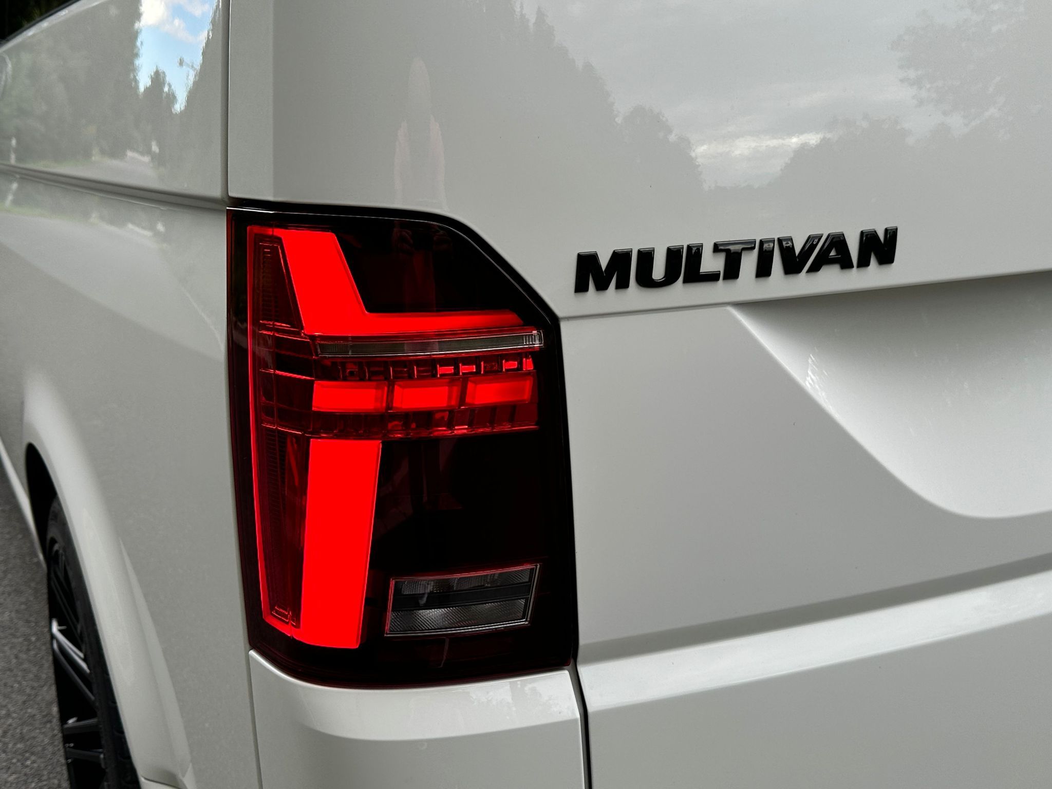 Voll LED Lightbar Design Rückleuchten für VW T6.1 19-23 rot/rauch mit  dynamischen Blinker (für Heckklappe/LED)