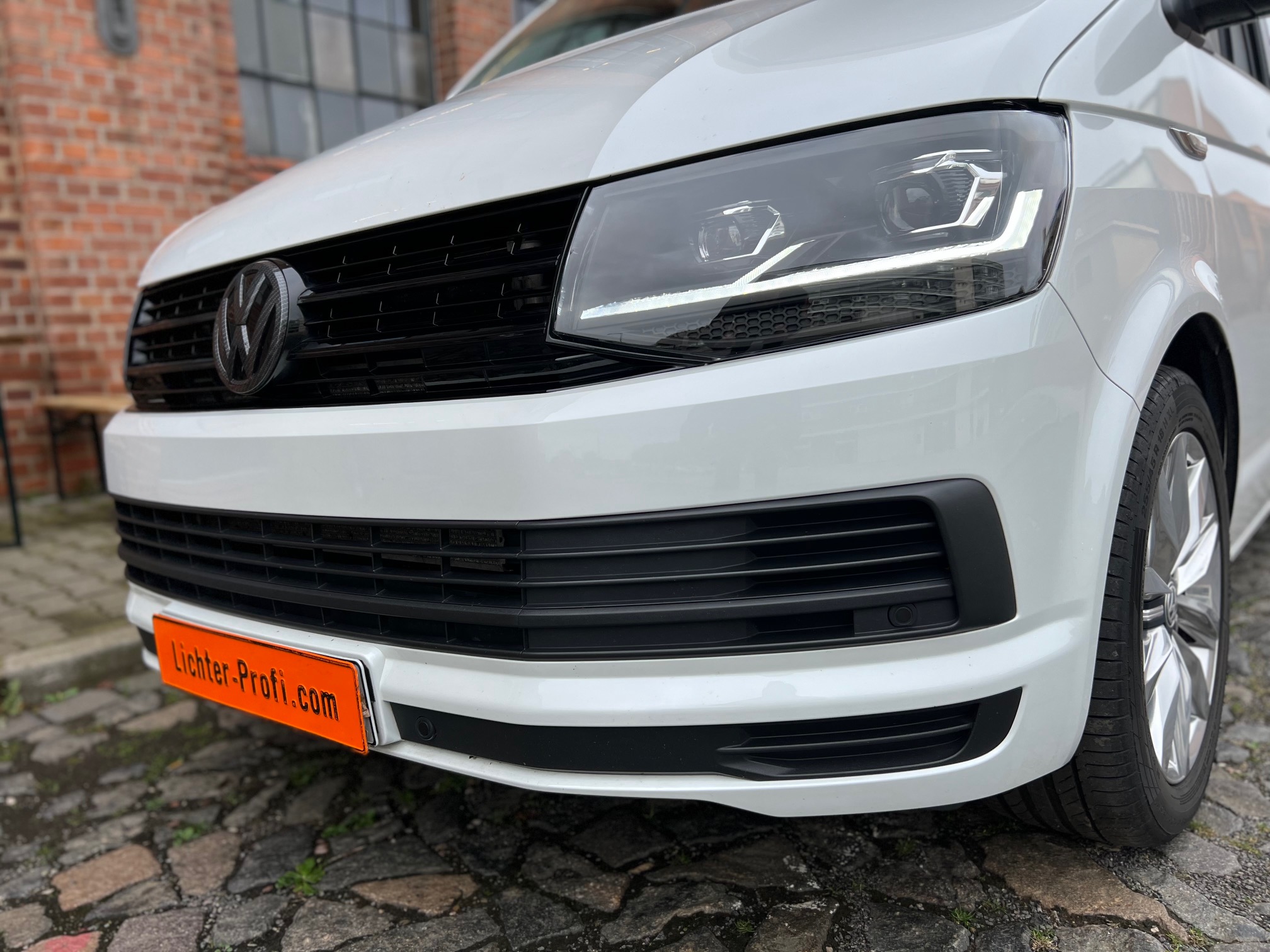VOLL LED Tagfahrlicht Scheinwerfer VW T6.1 ab 2019 schwarz mit dynamischem  Blinker - litec innovations