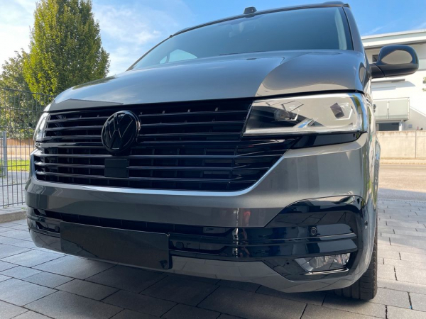 Kühlergrill mit Logohalter + Stoßstangenblenden für Volkswagen T6.1 ab 2019 Hochglanz schwarz