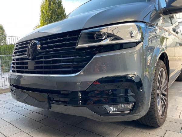 Kühlergrill mit Logohalter + Stoßstangenblenden für Volkswagen T6.1 ab 2019 Hochglanz schwarz