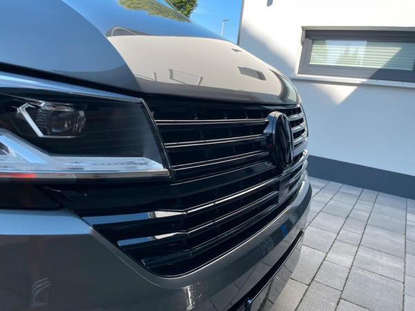 Kühlergrill mit Logohalter + Stoßstangenblenden für Volkswagen T6.1 ab 2019 Hochglanz schwarz