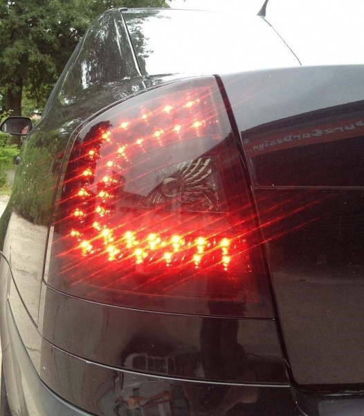 LED Upgrade Design Rückleuchten für Skoda Octavia 2 (1Z) Limousine 04-13 rot/rauch