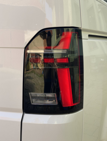 Voll LED Lightbar Design Rückleuchten für VW T6.1 ab 2019 schwarz/rauch mit dynamischen Blinker (für Heckklappe/LED)