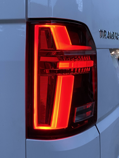 Voll LED Lightbar Design Rückleuchten für VW T6.1 19-23 rot/rauch mit dynamischen Blinker (für Heckklappe/Halogen)