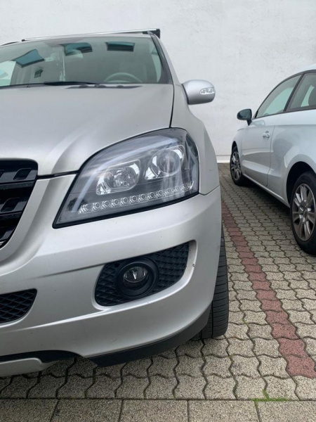 LED Tagfahrlicht Design Scheinwerfer für Mercedes Benz ML W164 05-08 schwarz mit dynamischem LED Blinker